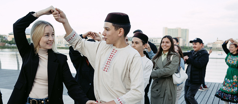 На набережной озера Кабан в Казани 29 июня будет проведено третье в этом году занятие проекта "Хәрәкәттә – бәрәкәт", где всех желающих будут обучать танцу сибирских татар