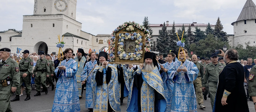 В Казани прошёл крестный ход от Благовещенского...