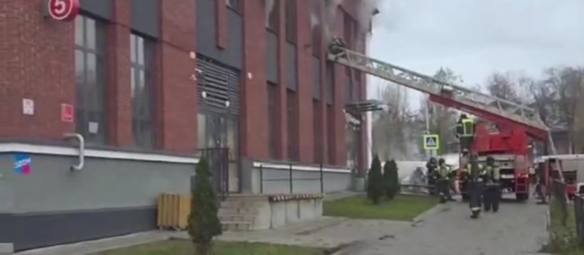 Пожар в Дербышках: в ЖК «Смородина» горит административное здание с баней 9 ноября в казанском поселке Дербышки (ЖК «Смор...