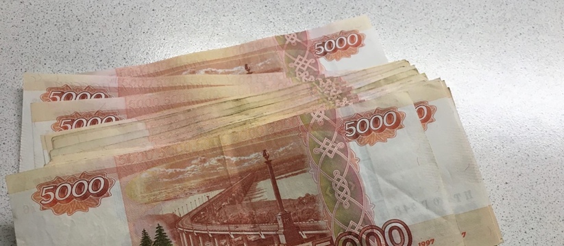 Экономист прокомментировал повышение окладов бю...