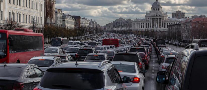 Саммит Россия-АСЕАН вызвал пробки и сбои автобусов в Казани Из-за саммита Россия-АСЕАН в Казани 17-18 июня ...