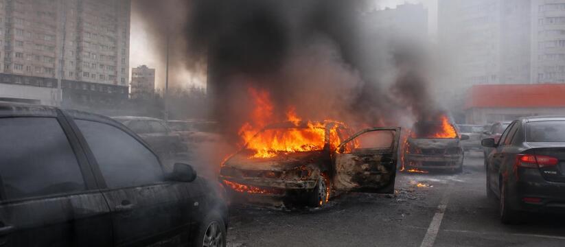 Пожар на парковке в Казани повредил три автомоб...