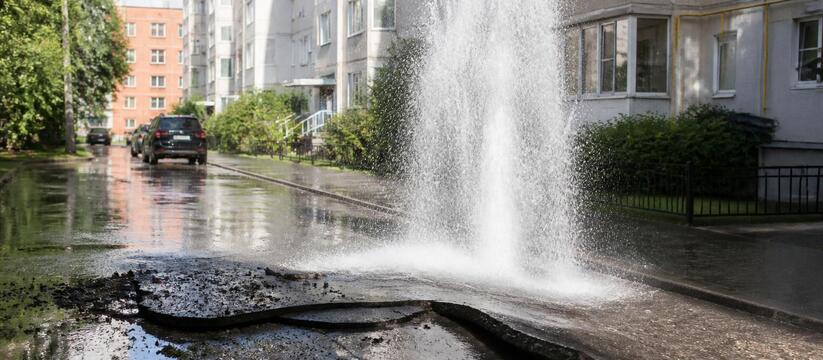Прорыв трубы на Чистопольской не связан с сетями Водоканала Мощный прорыв водопровода на улице Чистопольска...
