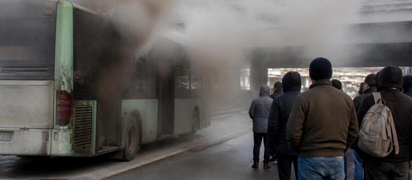 Автобус в дыму: очевидцы сняли на видео ЧП в Казани В Казани задымился пассажирский автобус у моста...