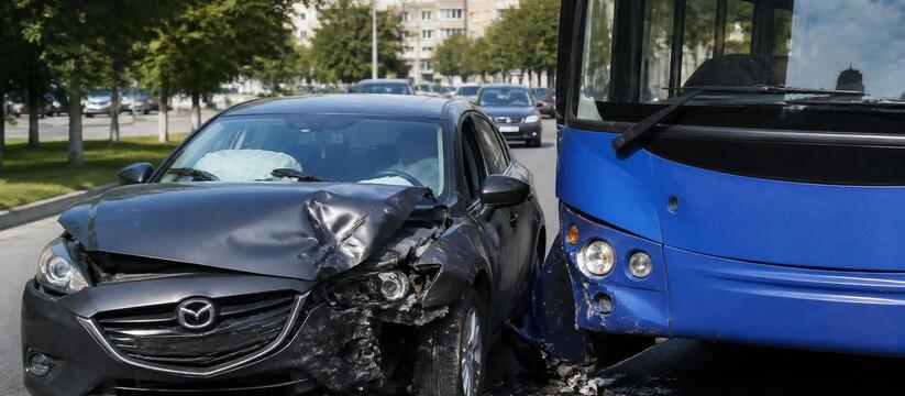 В Казани водитель Mazda столкнулся с автобусом В Казани на улице Беломорской водитель Mazda ст...