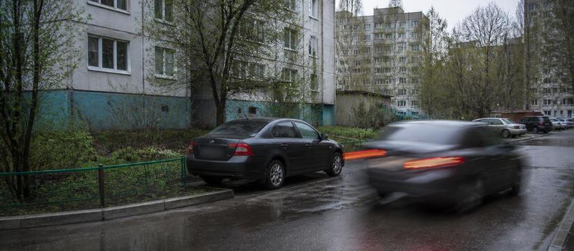 Трёхлетний мальчик попал под колёса во дворе в Набережных Челнах Во дворе в Набережных Челнах водитель Renault M...