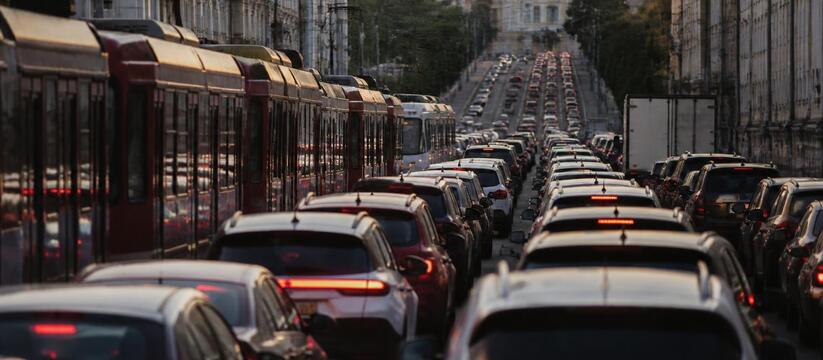 Из-за ДТП на перекрестке Вахитова и Большой Кры...