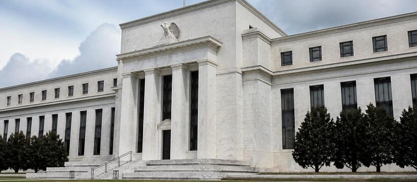 ФРС США сохранила базовую процентную ставку на ...