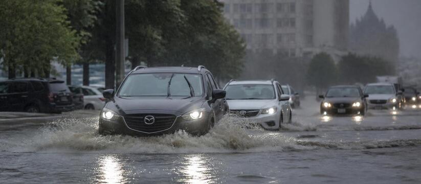Утренний ливень затопил три дороги в Казани Мощный утренний ливень затопил три дороги в Каз...