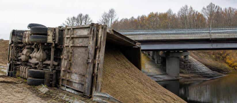 У платной трассы М-12 в Татарстане опрокинулся ...