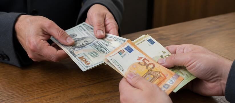 В июле продажи долларов и евро превысили покупки, средние чеки снизились Россияне в июле чаще продавали доллары и евро, ...
