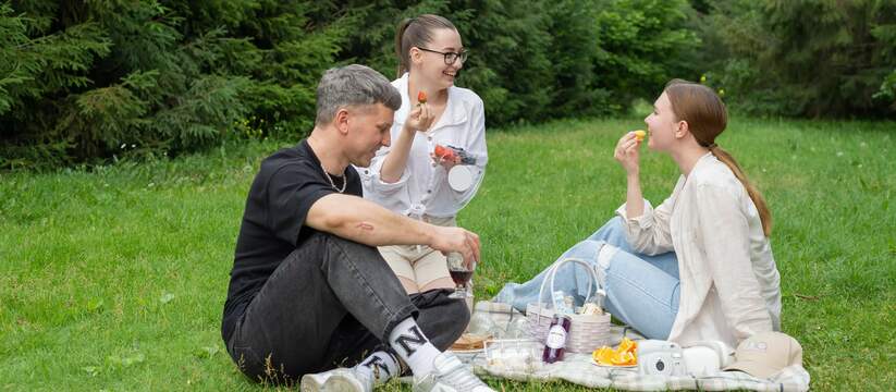 Пикник - это отличный способ отдохнуть с семьей, друзьями или второй половинкой. По данным опросов, 65% россиян летом предпочитают проводить выходные на природе, устраивая пикники.