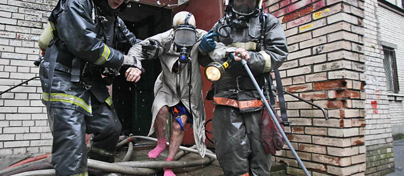 В Казани из горящего общежития спасли 20 человек, включая инвалида и двух детей
