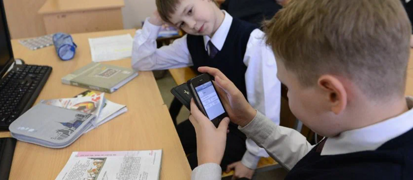 Минпросвещения России ввело запрет на использование мобильных телефонов на уроках с 1 сентября