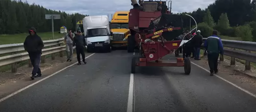 В Татарстане на трассе случилось массовое ДТП с комбайном