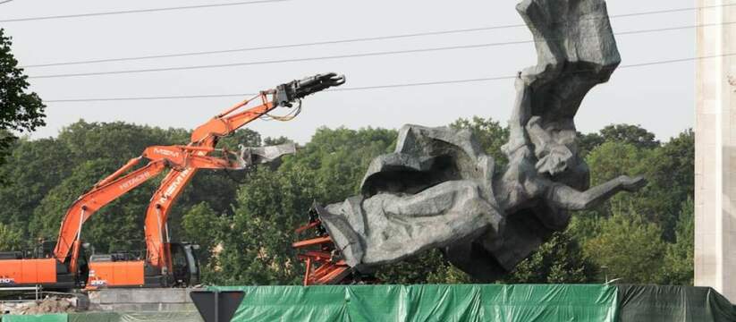 Депутат Госдумы от Татарстана обратился в СК, попросив наказать виновных в сносе памятников в Латвии
