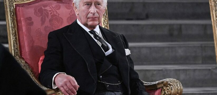 "Это, наверное, больно": в Сети обратили внимание на одну странность у нового короля Британии