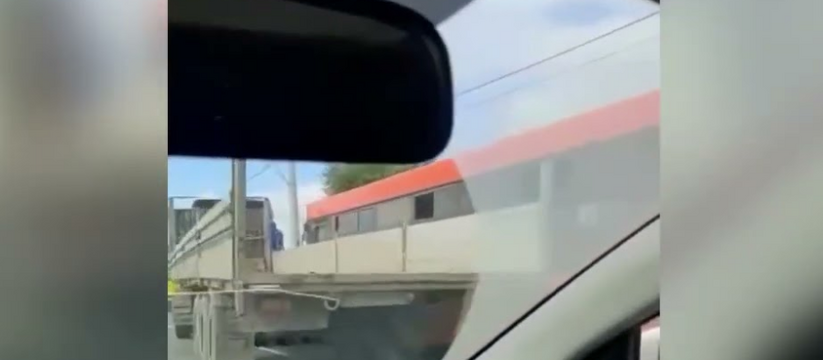 В Казани на Кировской дамбе грузовой автомобиль протаранил автобус, пострадала пассажирка