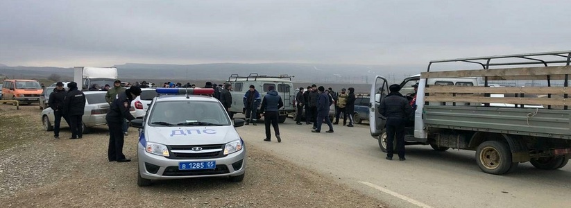 «Не стали терпеть»: жители Дагестана перекрыли федеральную трассу из-за ошибочной мобилизации