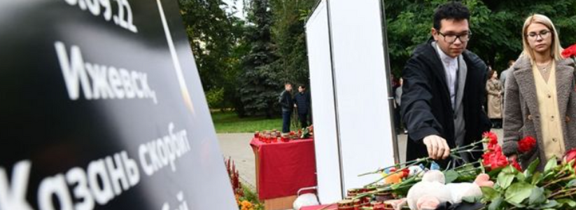 «Ижевск, мы с тобой»: в Казани появился мемориал в память о погибших в школьной стрельбе в Ижевске