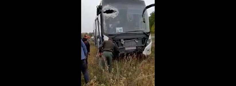 В Татарстане автобус снес остановку после того, как один из пассажиров прыгнул на руль