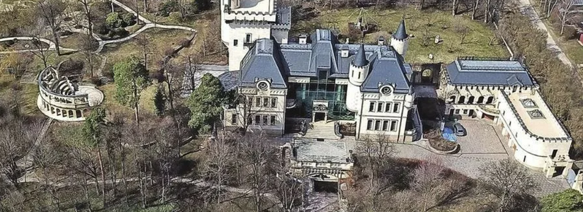 Замок Аллы Пугачевой в деревне Грязь внезапно подешевел на целых 500 миллионов рублей