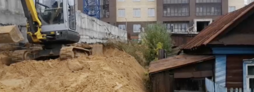 «Заживо хоронят»: в Казани рабочие начали засыпать песком дом пенсионерки