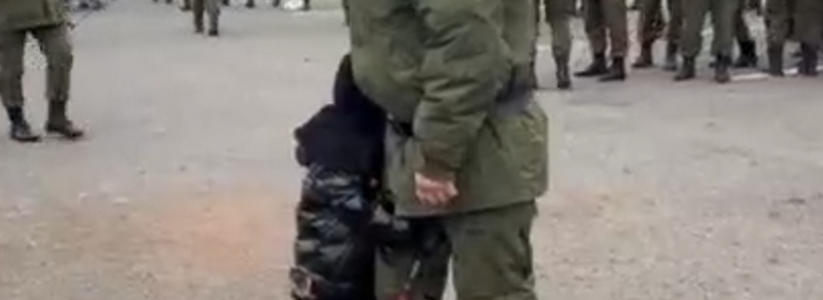 «Душа пополам»: в Татарстане на видео попал малыш, который прощался с мобилизованным отцом