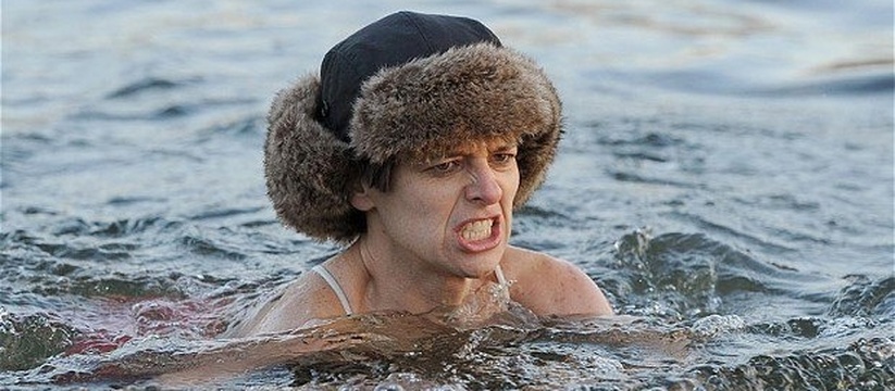 Холодно в бассейне. Ныряние в холодную воду. Люди купаются в холодной воде. Купание на крещение. Купаться в холодной воде.