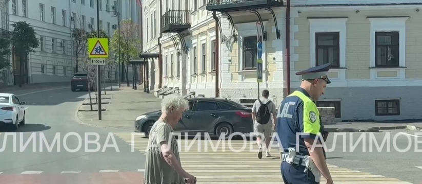 В Казани полицейский помог бабушке на участке саммита АСЕАН В центре Казани, где проходят мероприятия самми...