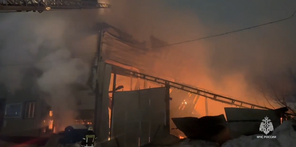 Ночью в Казани потушили мощный пожар на произво...