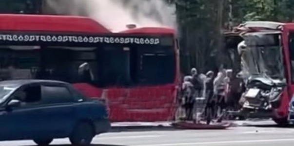 После столкновения пассажирских автобусов в Каз...