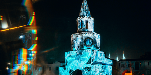 В дни фестиваля НУР на Спасской башне Казанског...