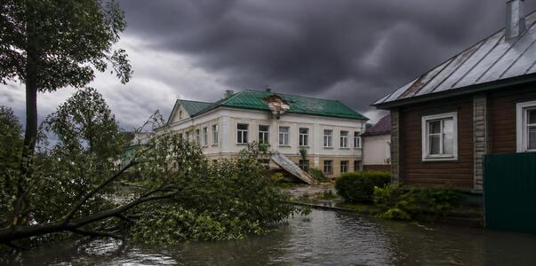 Во время потопа в Татарстане сильный ветер пова...