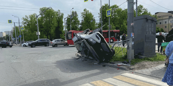 В Казани автомобиль перевернулся после столкнов...