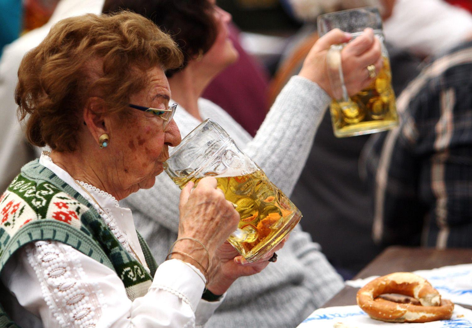  Ученые рассказали, для чего людям старше 60 лет нужно выпивать пиво каждый день  