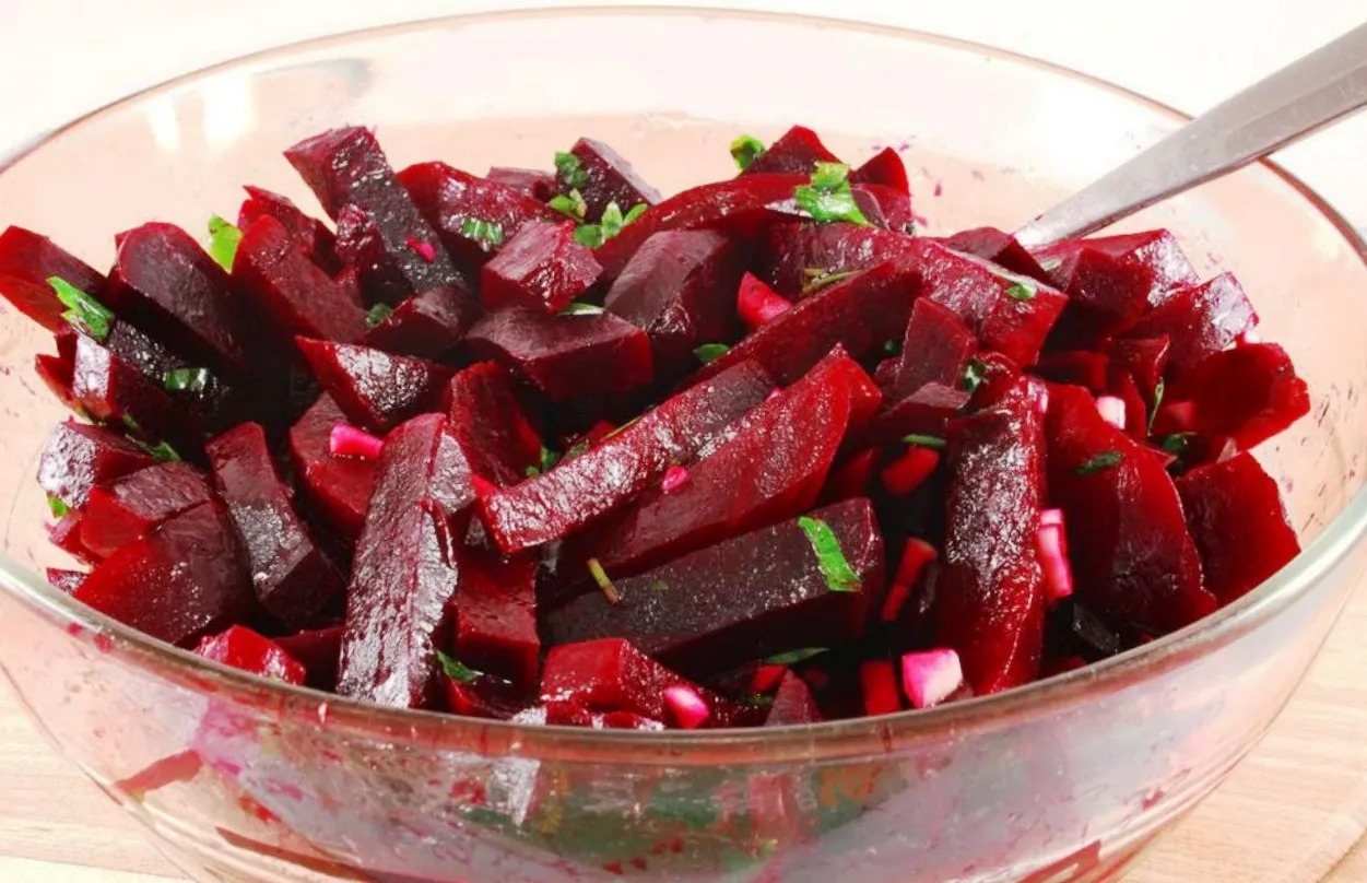  Салат из свёклы на зиму «Алёнка» – 10 банок уходят до Нового года, готовить приходится двойную порцию 