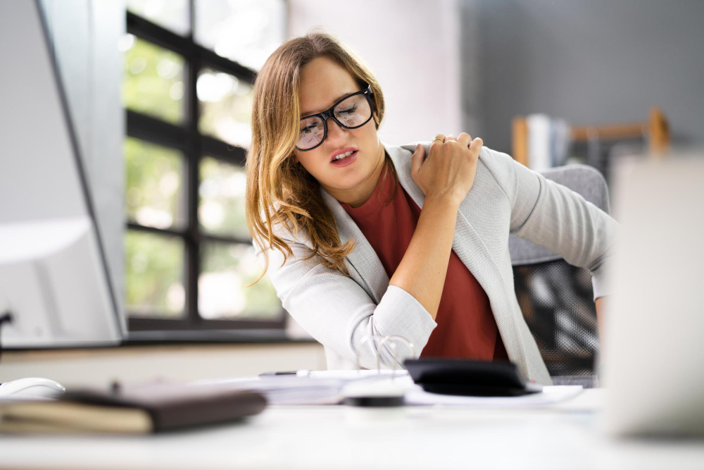  Офисным работникам обязательно к прочтению: рассказываем, что поможет избавиться от болей в спине 