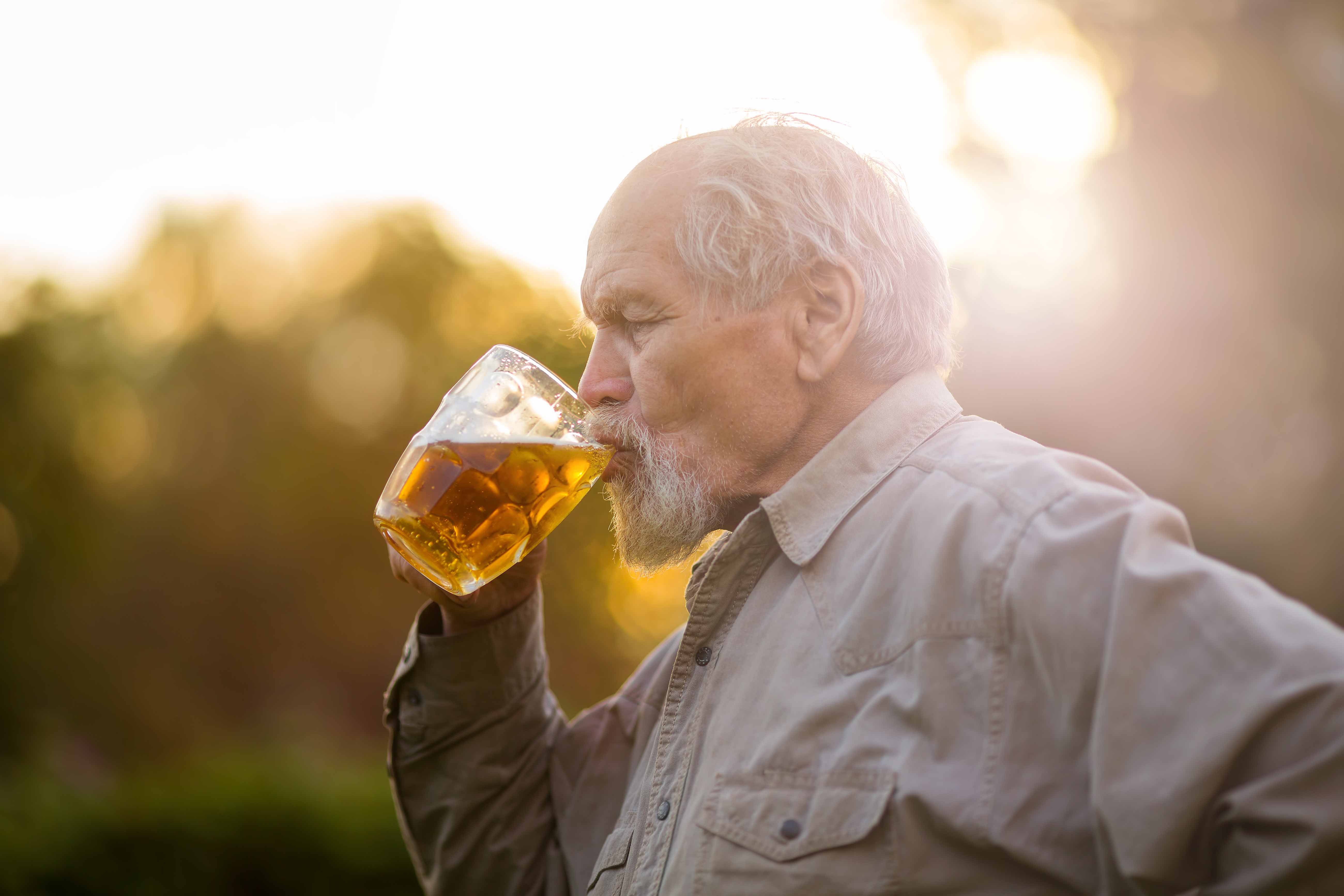  Ученые объяснили, зачем людям старше 60 лет нужно пить пиво каждый день 
