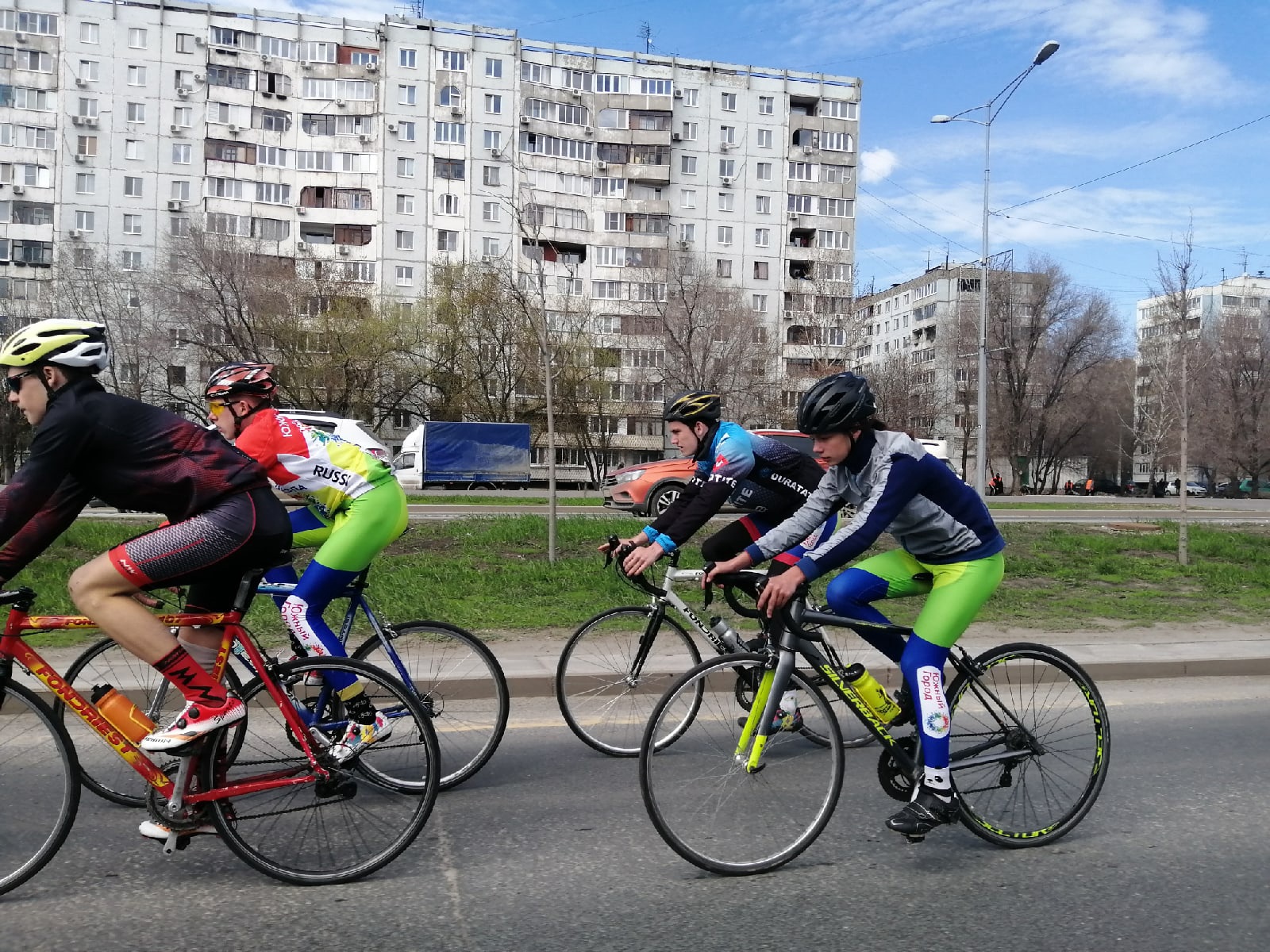 2022 год какое спортивное событие в югре. Велогонки. Солидарность велосипедистов. Ульяновск первенство России по велоспорту. Велосипедисты фото 2000 год.