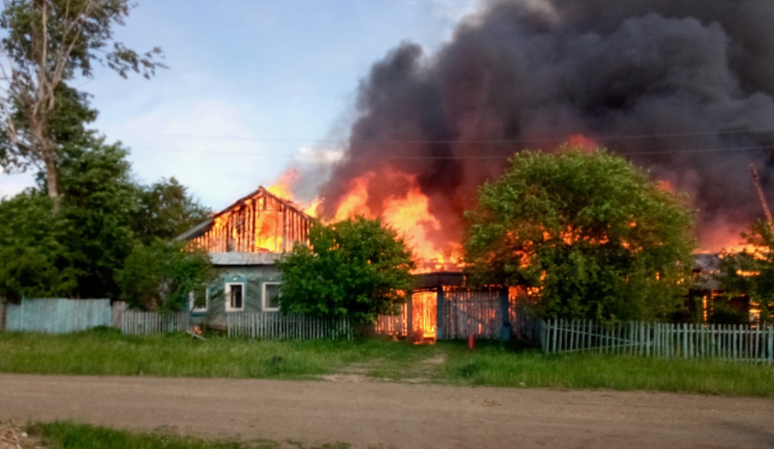 Пожар в Рязанском районе: жители поселка Болошнево сталкиваются с опасностью 