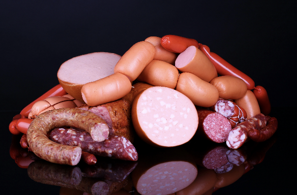 Биолог предупреждает о вреде «мясного клея» в продуктах