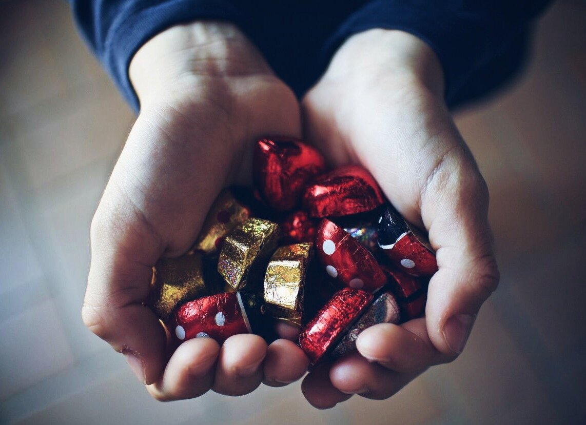  Яд в красивом фантике: Роскачество назвало конфеты, которые нельзя давать детям ни в коем случае 