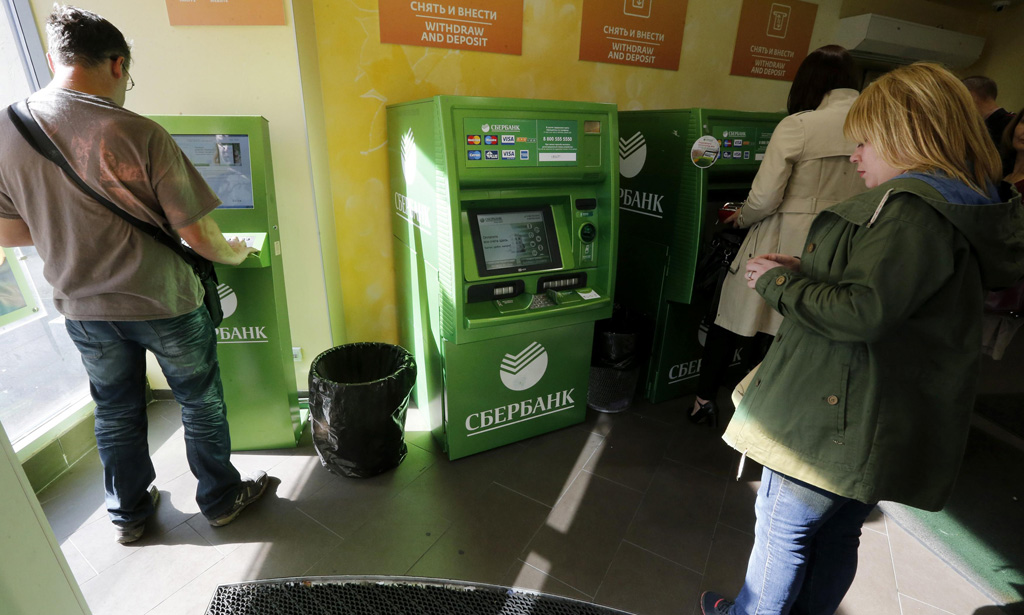  Сбербанк предупредил о важном нововведении граждан, которые снимают деньги в банкоматах 