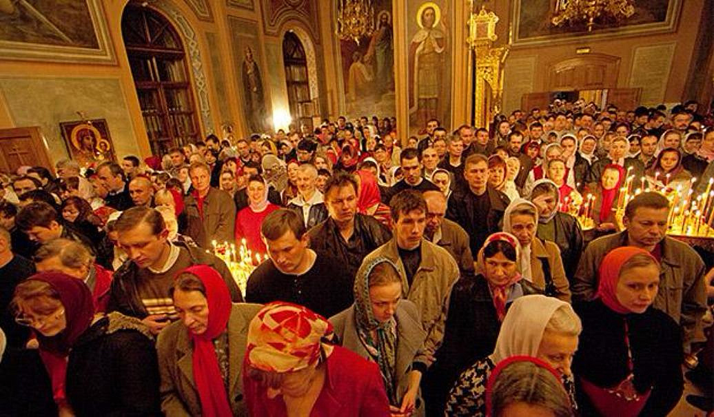 Церковь объяснила, почему верующие должны стоять на службе