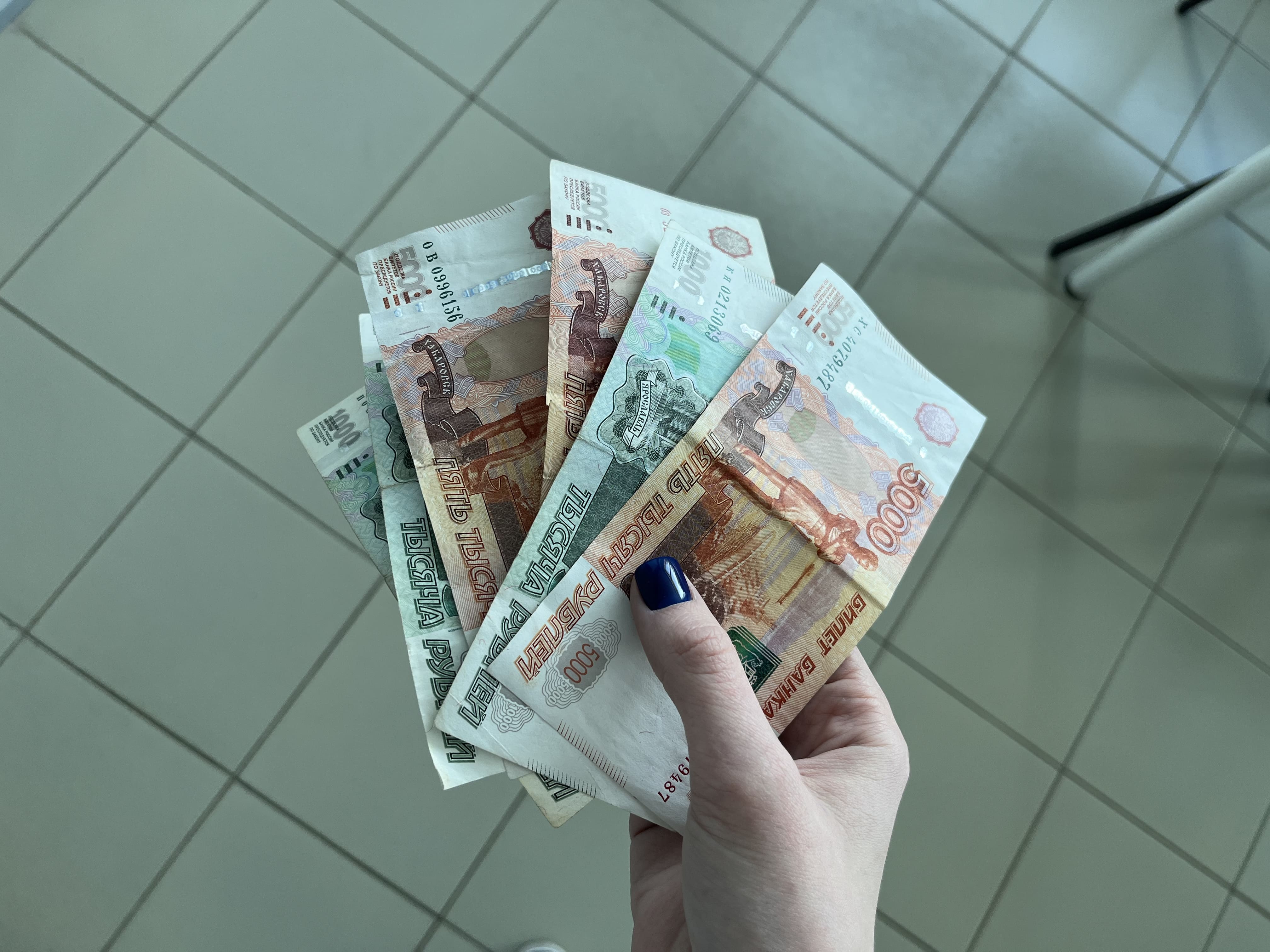 Выплата 18 000 рублей утверждена официально: кто из россиян от 26 до 60 лет сможет получить деньги