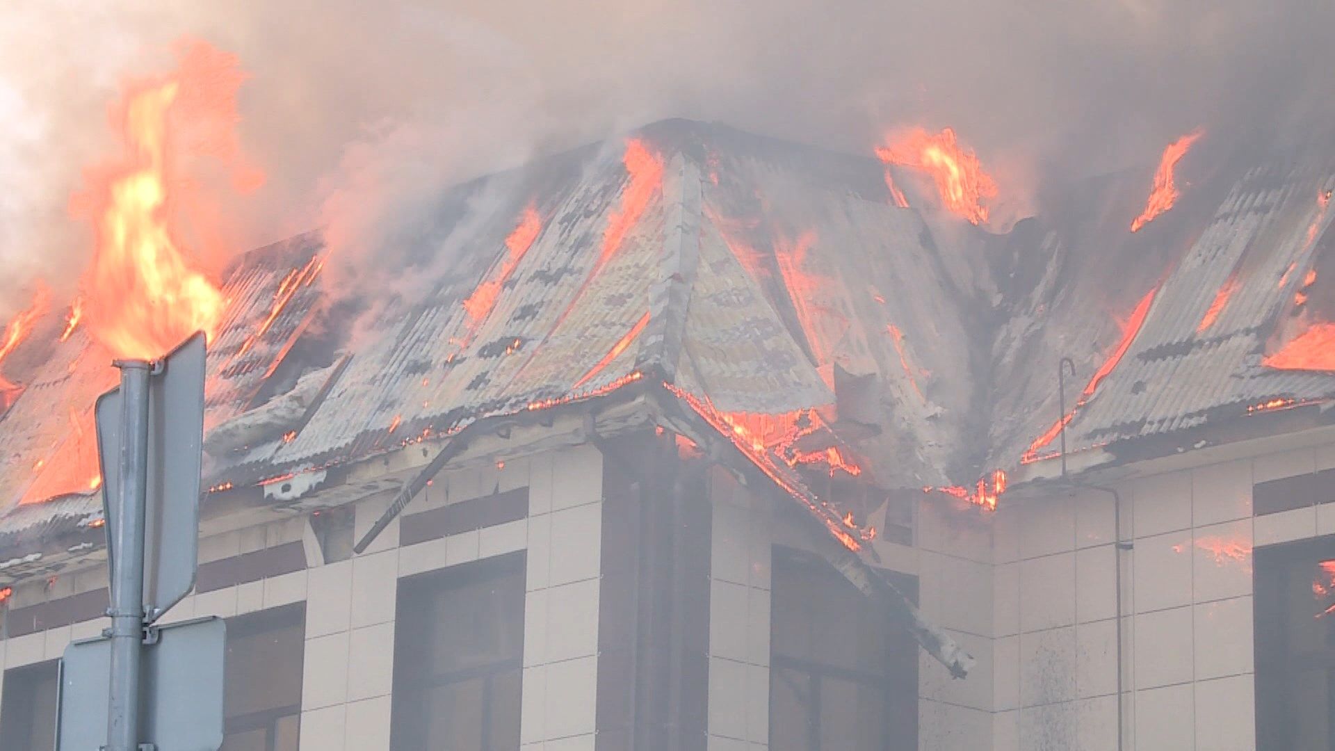 «30 минут искали гидранты»: что известно о масштабном пожаре в отеле «Астория» в Казани 
