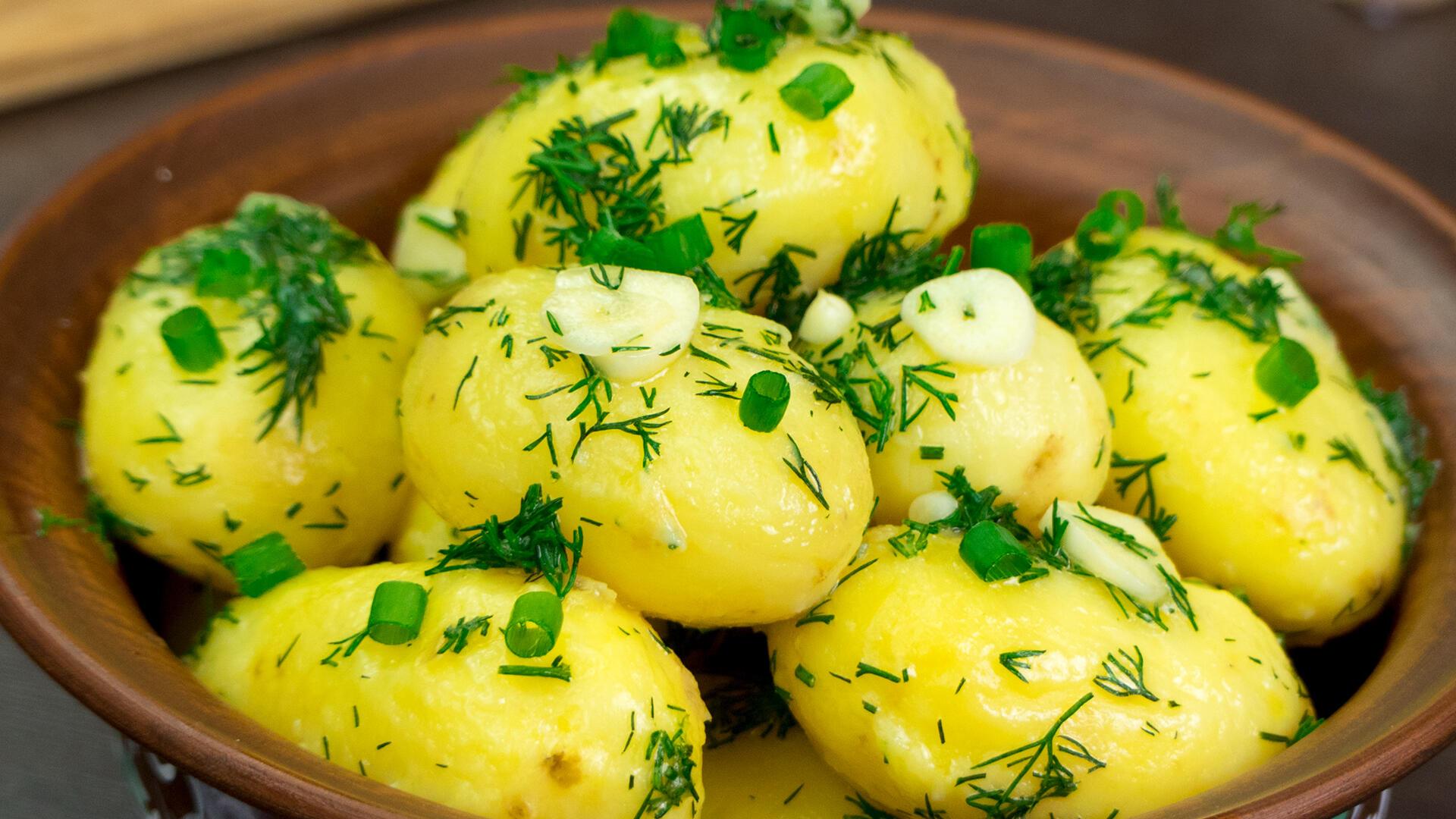  Бросьте в воду — и картошка станет вкуснее: даже сливочное масло не понадобится — получается рассыпчатая и ароматная 