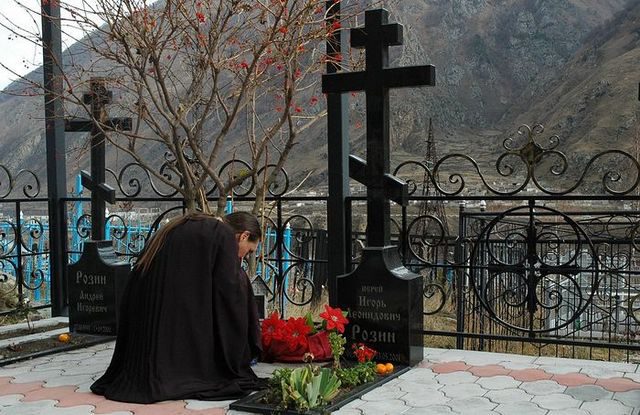 Священник РПЦ объяснил, грозит ли чем-то установка фото на могилах усопших