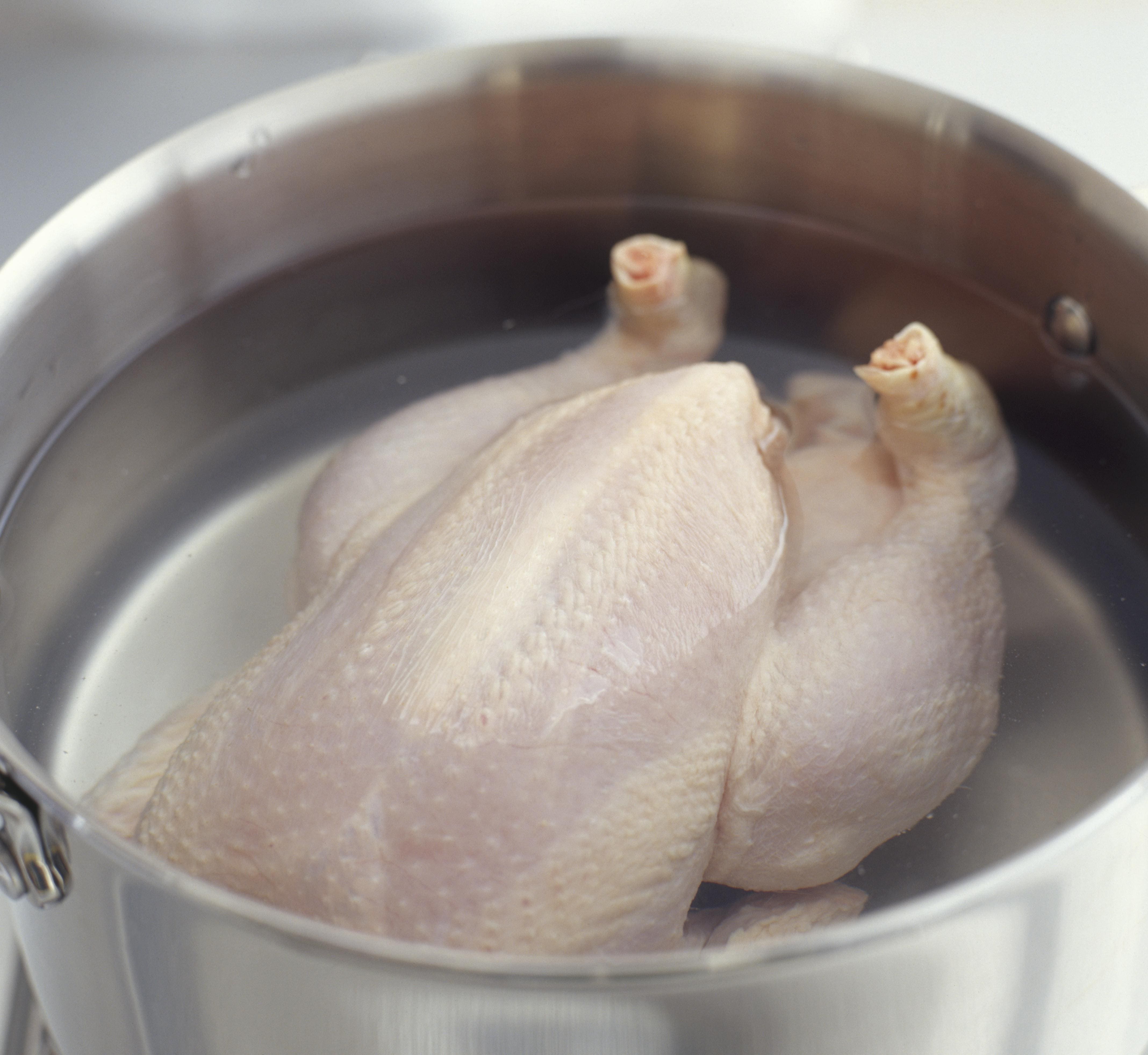  «В мясе одни микробы»: Роскачество назвало бренды филе цыпленка, которые не следует брать 